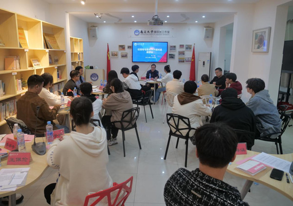 6e1ea06081ab45dd993098de450ebb3b.jpg 校纪委书记万继锋深入学生社区与学子面对面座谈1.jpg