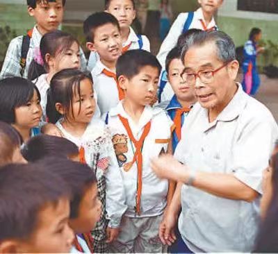 毛秉华和孩子们在一起.jpg