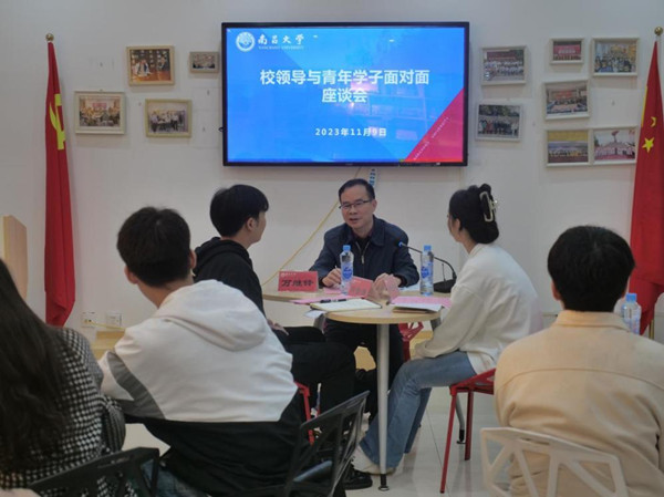 d902a29e0492410c86f4a15211dd225f.jpg 校纪委书记万继锋深入学生社区与学子面对面座谈3.jpg