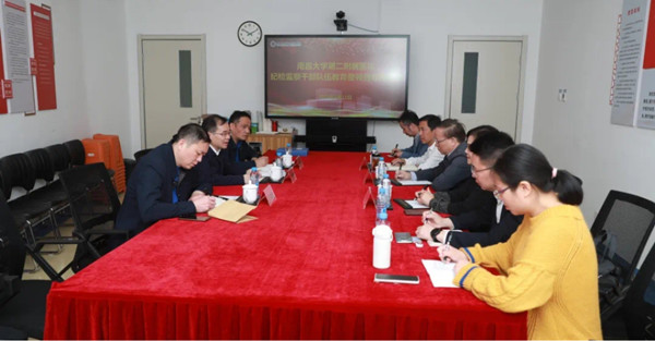 7a5b7074b45a42d59ee5506be5146d63.jpg 图为校纪委工作人员在主题教育期间对资金管理使用风险防控等事项开展调研。张妍 摄.jpg